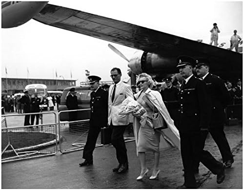 Marilyn Monroe 8 inç x 10 inç FOTOĞRAF B&W w/Askeri Eskort Uçaktan Uzaklaşıyor kn